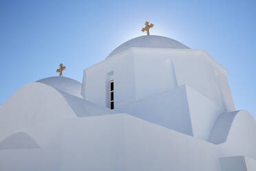 Sonne Lichtaura hinter Kreuz auf weißer Kirche, Amorgos Chora, Amorgos, Kykladen, Griechische Inseln, Griechenland, Europa - RHPLF21687