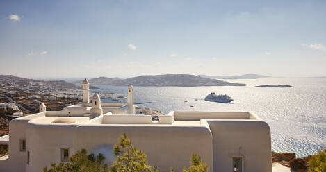 Blick über Mykonos mit Kreuzfahrtschiff und der Insel Delos im Hintergrund, Mykonos, Kykladen, Griechische Inseln, Griechenland, Europa - RHPLF21690