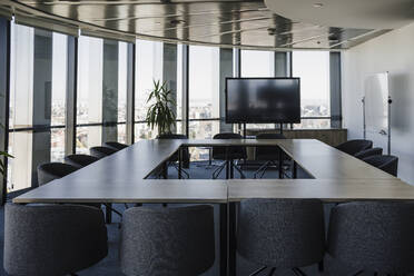 Leerer Sitzungssaal mit Tischen und Stühlen im Büro - EBBF05571