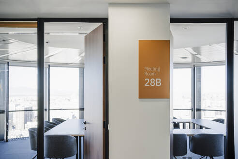 Türen von leeren Sitzungssälen im Büro - EBBF05574