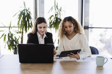 Multiethnische Geschäftskollegen arbeiten mit drahtlosen Technologien in einem Coworking-Büro - EBBF05608