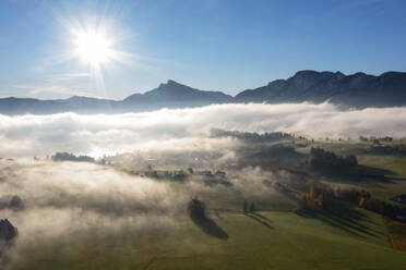 Österreich, Oberösterreich, Mondsee, Drohnenblick auf das Salzkammergut bei nebligem Herbstsonnenaufgang - WWF06075