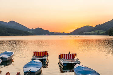 Boote am Ufer des Fuschlsees in der Abenddämmerung - EGBF00711