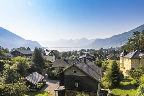 Austria, Salzburg, Sankt Gilgen, Town on shore of Lake Wolfgang in summer - EGBF00718