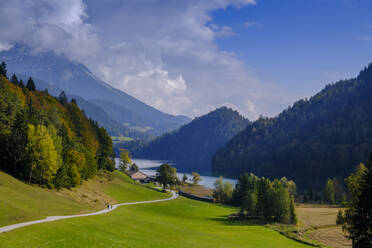 Österreich, Tirol, Tal im Kaisergebirge mit Hintersteiner See im Hintergrund - LBF03625