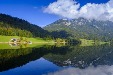 Austria, Tirol, Scenic view of Kaiser Mountains reflecting in Hintersteiner See lake - LBF03626