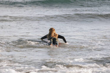 Frau beim Surfen auf dem Meer, Gran Canaria, Kanarische Inseln - MRRF01882