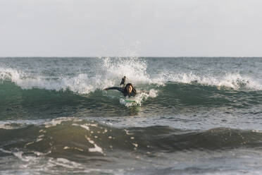 Sorglose Frau beim Surfen im Meer, Gran Canaria, Kanarische Inseln - MRRF01886