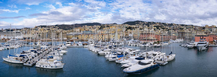 Italien, Ligurien, Genua, Panoramablick auf Boote im Stadthafen - GIOF14875