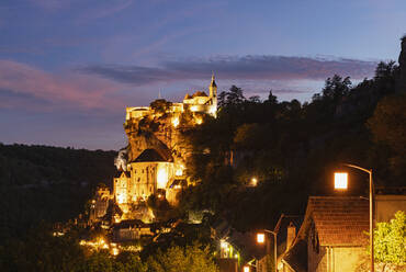 Frankreich, Lot, Rocamadour, Beleuchtete Felsenstadt in der Abenddämmerung - GWF07318