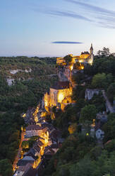 Frankreich, Lot, Rocamadour, Beleuchtete Felsenstadt in der Abenddämmerung - GWF07325