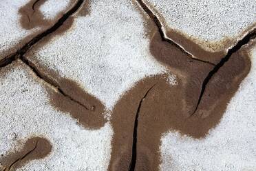 Vollbild des trockenen, rissigen Bodens am Ufer des Rio Tinto - DSGF02418