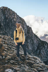 Tourist steht auf einem Berg im Kaukasus-Naturschutzgebiet in Sotschi, Russland - OMIF00598
