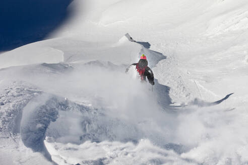 Junger Mann beim Skifahren auf einem verschneiten Berg, Tirol, Österreich - CVF01920