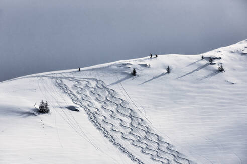 Männer beim Wandern auf einem schneebedeckten Berg, Tirol, Österreich - CVF01921