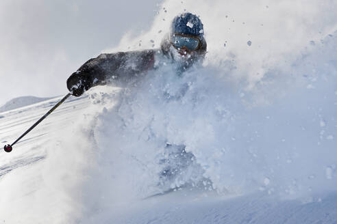 Junger Mann beim Skifahren im Schnee, Tirol, Österreich - CVF01922