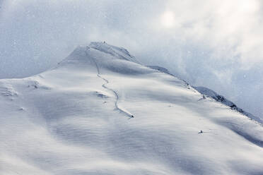 Schneebedeckter Berg an einem sonnigen Tag, Tirol, Österreich - CVF01924