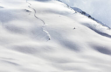 Junger Mann beim Skifahren auf einem verschneiten Berg, Tirol, Österreich - CVF01925