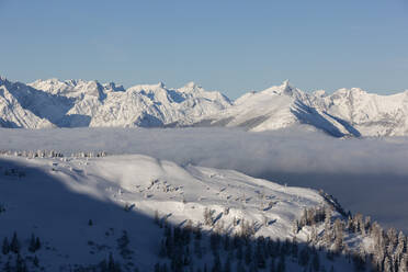 Verschneites Karwendelgebirge an einem sonnigen Tag, Tirol, Österreich - CVF01926