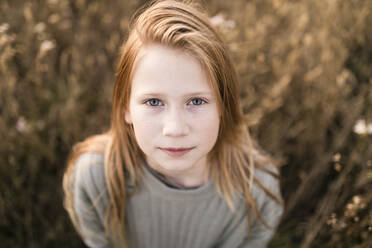 Mädchen mit blondem Haar auf einem Feld bei Sonnenuntergang - ANF00005