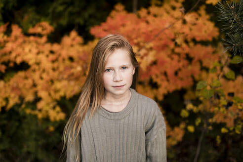 Young blond girl standing at autumn park - ANF00007