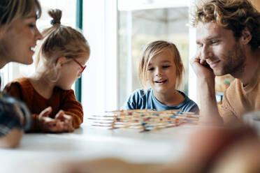 Familie spielt Mikado auf dem Tisch zu Hause - JOSEF07098