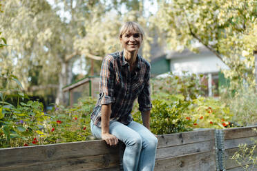 Smiling woman in fresh garden - JOSEF07120