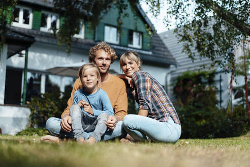 Lächelnde Familie mit Sohn im Garten - JOSEF07129