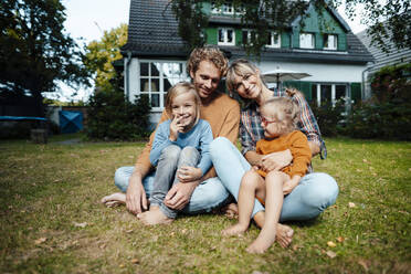 Smiling parents with children in garden - JOSEF07149