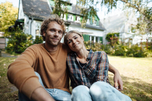 Smiling man and woman together in garden - JOSEF07154