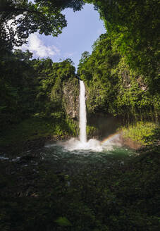 Idyllischer Wasserfall von La Fortuna an einem sonnigen Tag, Costa Rica - RSGF00849