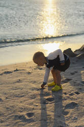 Junge spielt mit Sand am Strand, Krim - SEAF00514