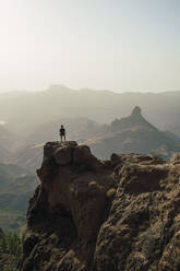 Mann auf Berggipfel stehend, Gran Canaria, Spanien - RSGF00862