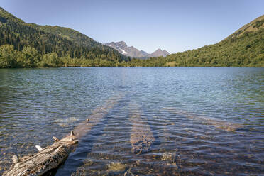Gekräuselter See und Berge im Kaukasus, Russland - OMIF00612