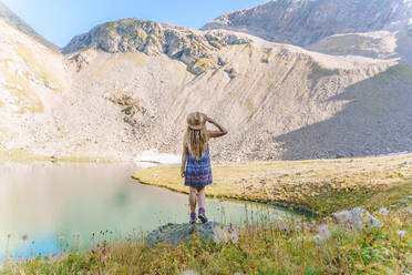 Frau blickt im Urlaub auf die Berge des Kaukasus - OMIF00614