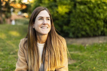 Lächelnde Frau mit braunem Haar im Park - XLGF02679