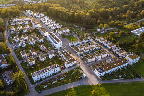 Deutschland, Baden-Württemberg, Esslingen am Neckar, Luftaufnahme des Neubaugebiets Sonnensiedlung Egert in der Abenddämmerung - WDF06785