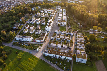 Deutschland, Baden-Württemberg, Esslingen am Neckar, Luftaufnahme des Neubaugebiets Sonnensiedlung Egert in der Abenddämmerung - WDF06786