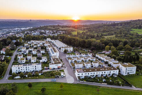 Deutschland, Baden-Württemberg, Esslingen am Neckar, Luftaufnahme des Neubaugebiets Sonnensiedlung Egert bei Sonnenuntergang - WDF06788