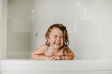 Glückliches Mädchen mit geschlossenen Augen in der Badewanne - ELEF00011
