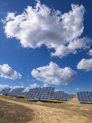 Sommerwolken über dem Solarkraftwerk - LAF02747