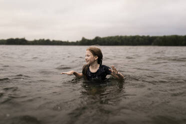 Mädchen mit braunem Haar schwimmt im See - ANF00032