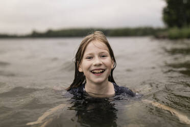 Happy girl swimming in lake - ANF00037