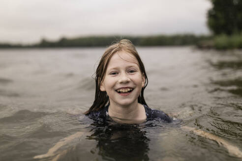 Glückliches Mädchen schwimmt im See - ANF00037