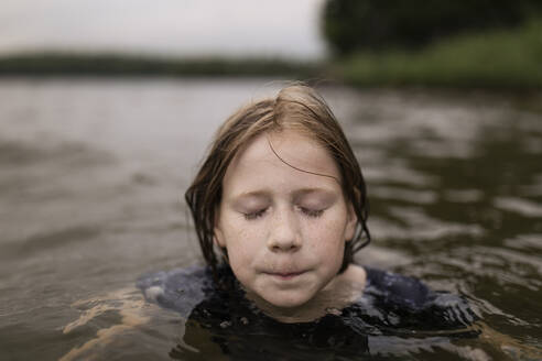 Mädchen mit geschlossenen Augen schwimmt im See - ANF00038