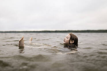 Mädchen schwimmt im Wasser eines Sees - ANF00041