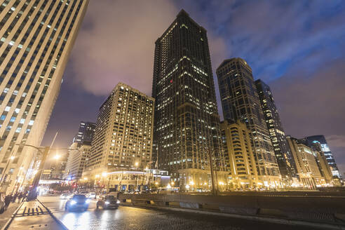 Beleuchtete Stadtansicht bei Nacht, Chicago, USA - WPEF05777