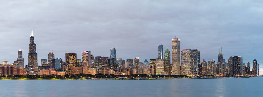 Skyline der Stadt und Blick auf den Michigansee in der Abenddämmerung, Chicago, USA - WPEF05781