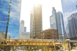 Hochbahn und Wolkenkratzer an einem sonnigen Tag, Chicago, USA - WPEF05785