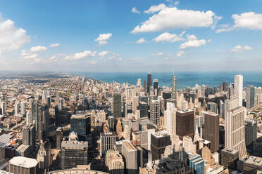 Hochhaus an einem sonnigen Tag in Chicago, USA - WPEF05789